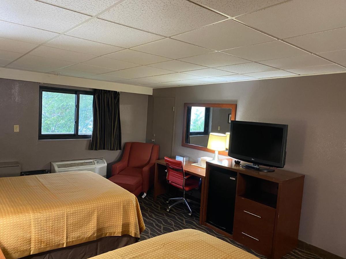 Economy Inn North Randall Luaran gambar