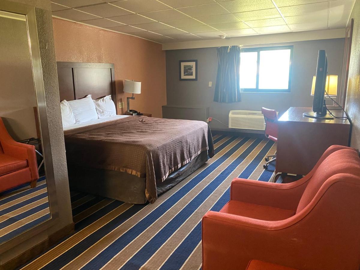 Economy Inn North Randall Luaran gambar