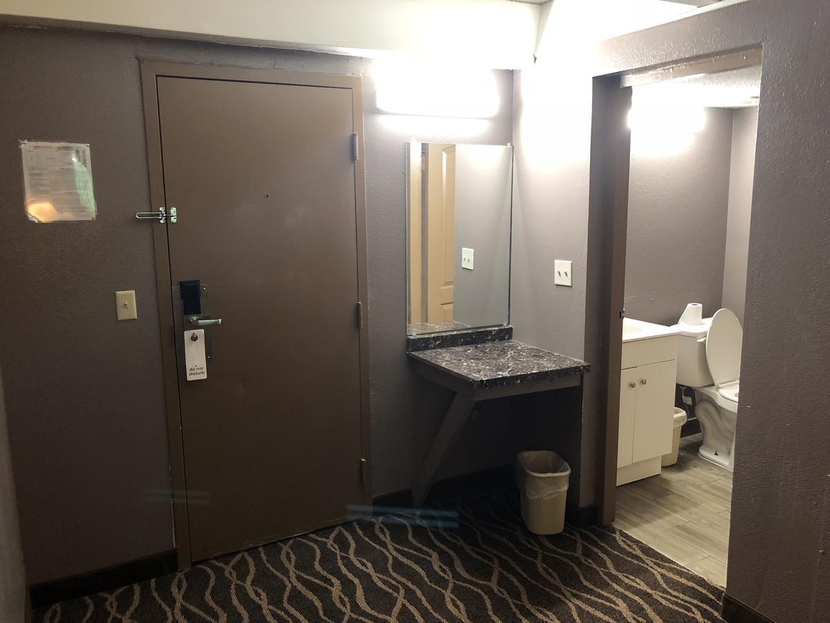 Economy Inn North Randall Luaran gambar