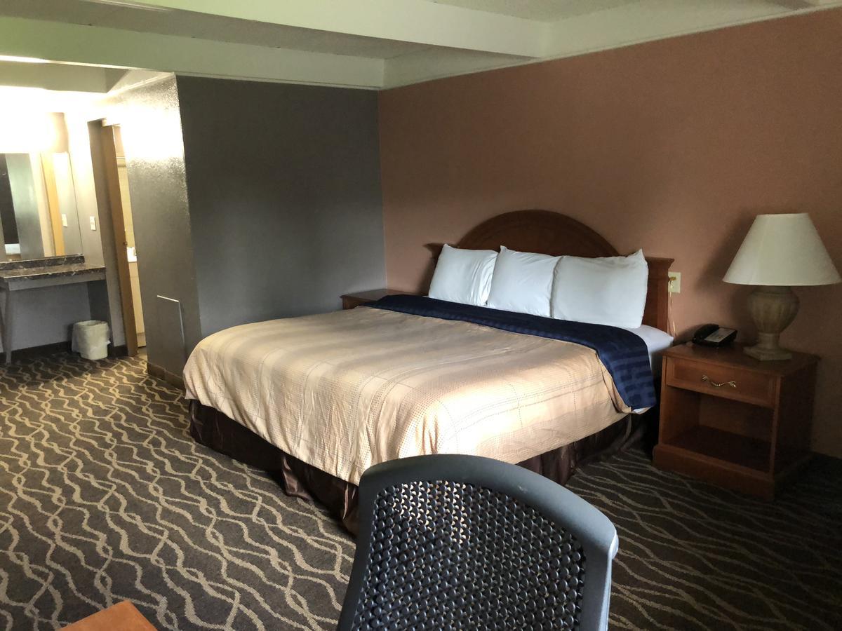 Economy Inn North Randall Luaran gambar