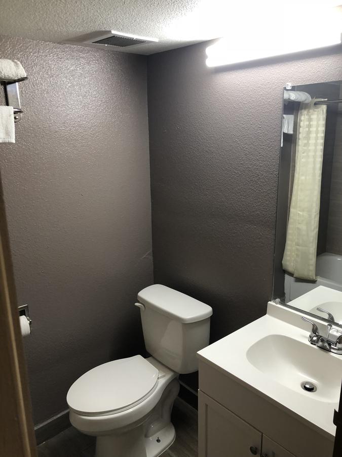 Economy Inn North Randall Luaran gambar