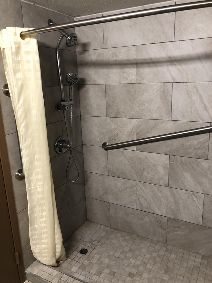 Economy Inn North Randall Luaran gambar